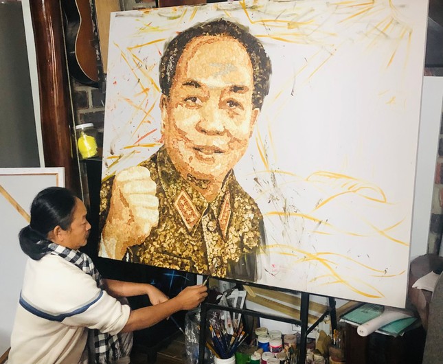 Bức tranh bằng vỏ trứng 'Vị tướng vì hòa bình' xác lập kỷ lục Việt Nam ảnh 1