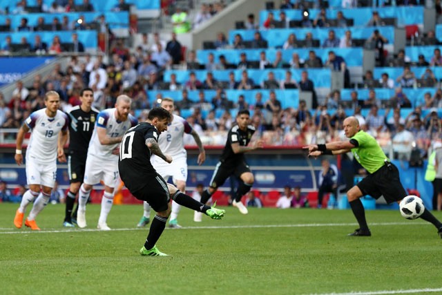 Messi đá hỏng phạt đền, HLV Sampaoli vẫn bênh chằm chặp ảnh 1