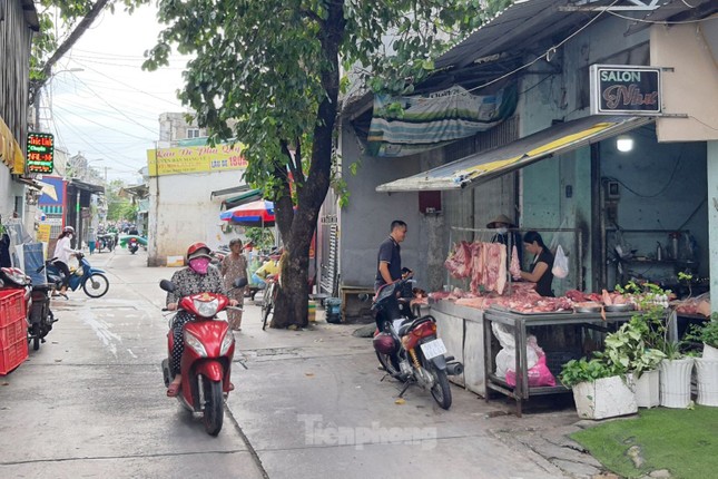 Clip chủ quầy thịt heo ở TPHCM bị tạt mắm tôm giữa ban ngày ảnh 1
