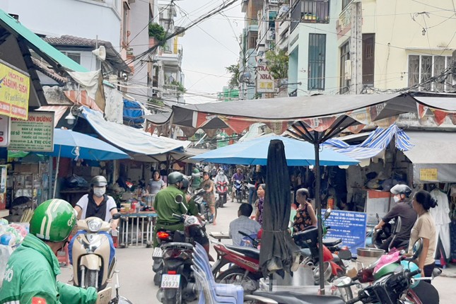 Hãi hùng lời kể của nhân chứng vụ thanh niên khỏa thân chém 3 người rồi tự sát ở TPHCM ảnh 4