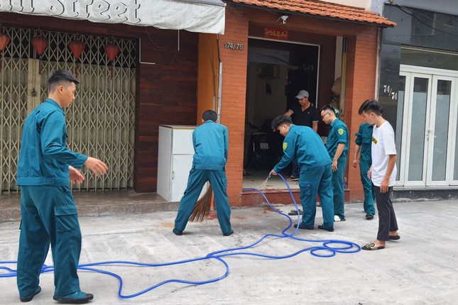 Thanh niên khoả thân rượt chém hàng loạt người ở TPHCM rồi tự sát ảnh 3