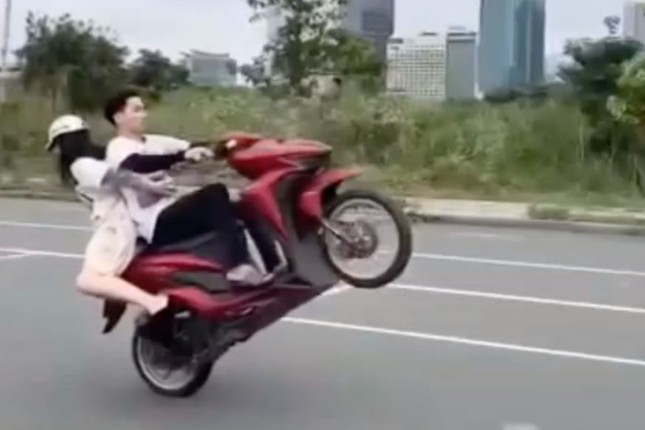 Công an xác minh clip nam thanh niên bốc đầu xe máy, đi 1 bánh ở Thủ Thiêm ảnh 1