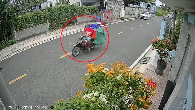 Bat nghi pham trom xe may cua tai xe giao hang - 3