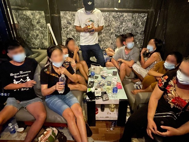Đột kích sòng bạc quy tụ nhiều ‘quý bà’ ở phố tây Bùi Viện ảnh 1