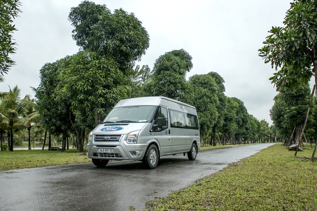 Vì sao Ford Transit thống trị phân khúc xe khách 16 chỗ tại Việt Nam? ảnh 1