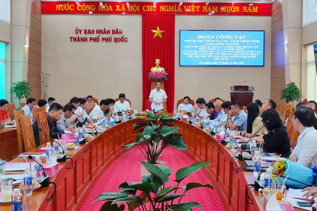Chủ tịch UBND tỉnh Kiên Giang Lâm Minh Thành chủ trì buổi làm việc với các doanh nghiệp, nhà đầu tư. Ảnh: Hoàng Dung.