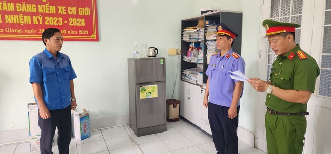 Bắt cán bộ trung tâm đăng kiểm xe cơ giới ở Kiên Giang ảnh 2