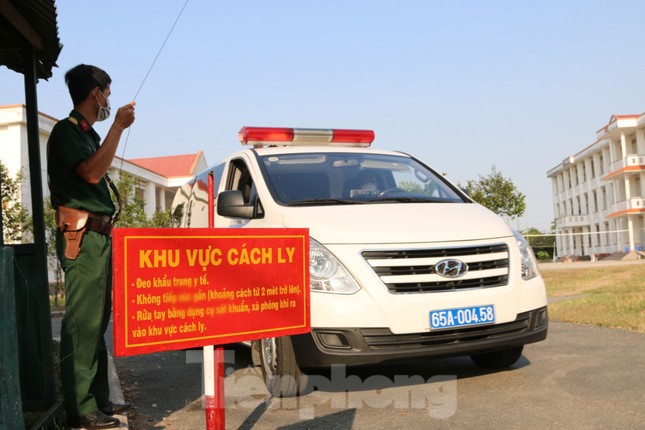 Bên trong khu vực cách ly 28 người về từ vùng dịch tại Trường quân sự Cần Thơ ảnh 1