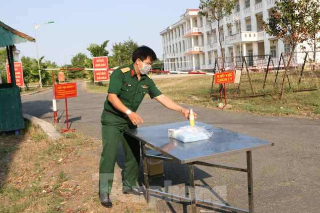 Bên trong khu vực cách ly 28 người về từ vùng dịch tại Trường quân sự Cần Thơ ảnh 3