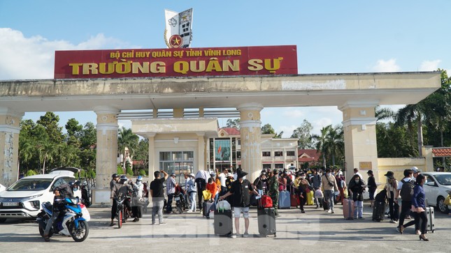 Nhiều sai phạm tại khu cách ly, hai cán bộ cấp tá bị đình chỉ công tác ảnh 1