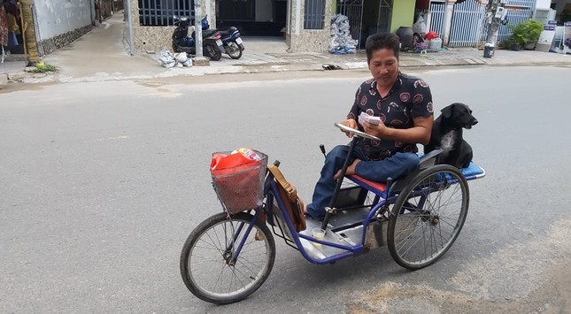 Chú chó ngậm vé số theo chủ tật nguyền mưu sinh ở Phú Quốc ‘đốn tim’ dân mạng ảnh 4