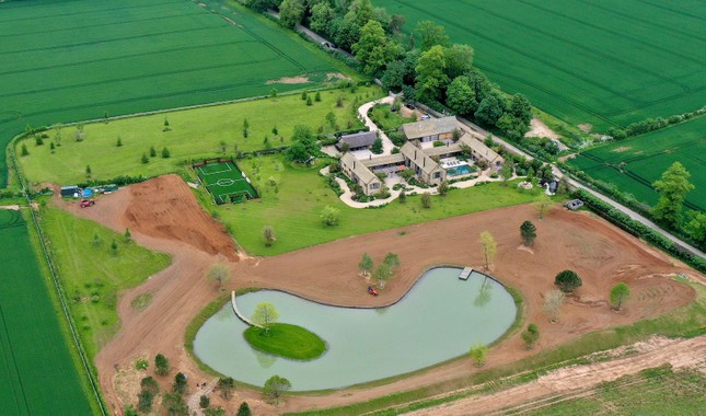 Dinh thự 400 tỉ của nhà Beckham: Phong cách cổ điển, nằm giữa vùng quê yên bình