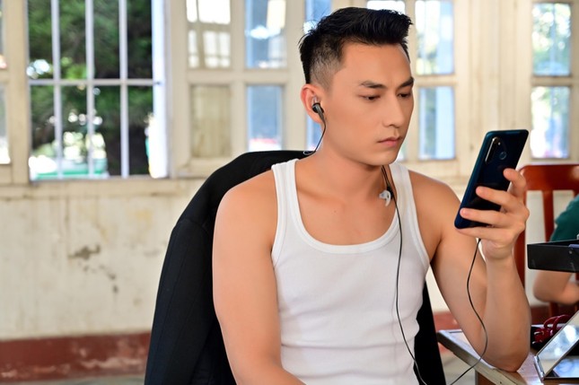 Dù diện vest hay áo ba lỗ, Isaac vẫn “cool ngầu” và điển trai trong loạt ảnh hậu trường ảnh 4
