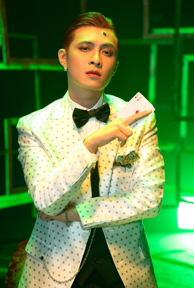 Tạm biệt hình tượng “em trai quốc dân”, Gin Tuấn Kiệt hóa Joker lạnh lùng trong MV mới ảnh 2