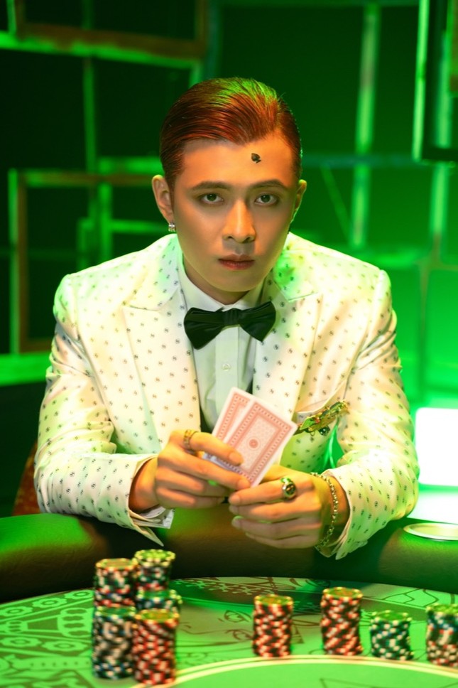 Tạm biệt hình tượng “em trai quốc dân”, Gin Tuấn Kiệt hóa Joker lạnh lùng trong MV mới ảnh 3