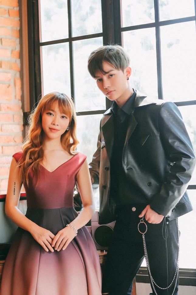 Erik kết hợp với đàn em Alex Dương (The Voice) kể chuyện tình đơn phương trong MV mới ảnh 3