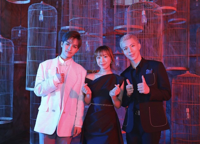 Erik kết hợp với đàn em Alex Dương (The Voice) kể chuyện tình đơn phương trong MV mới ảnh 2