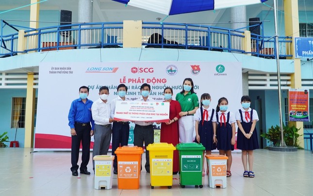 Các bạn học sinh trường tiểu học Long Sơn 2 phân loại rác tại nguồn để tái chế ảnh 1
