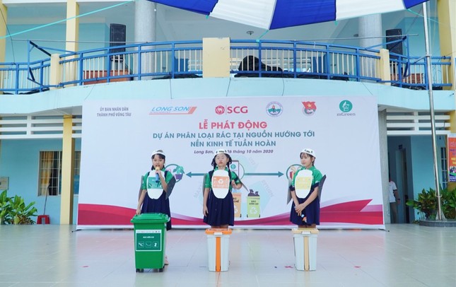 Các bạn học sinh trường tiểu học Long Sơn 2 phân loại rác tại nguồn để tái chế ảnh 3
