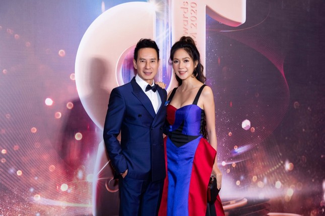 Siêu mẫu Hoàng Yến diện váy cực nổi bật, Trấn Thành và vợ “ton-sur-ton” tại sự kiện ảnh 2