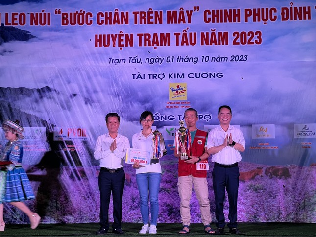 Gần 100 nhà báo chinh phục đỉnh Tà Chì Nhù cao 2.979m ảnh 2