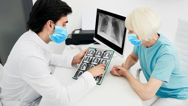 Mỹ khuyến cáo những người đã bỏ hút thuốc lá lâu năm nên khám sàng lọc ung thư phổi ảnh 1