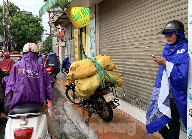 Ngày đầu tuần mưa lớn, nhiều tuyến phố Hà Nội ùn tắc dài ảnh 15