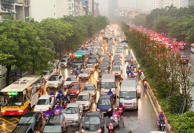 Ngày đầu tuần mưa lớn, nhiều tuyến phố Hà Nội ùn tắc dài ảnh 16