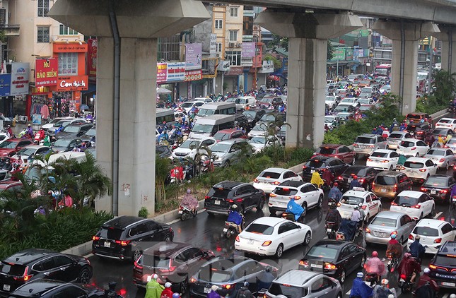 Ngày đầu tuần mưa lớn, nhiều tuyến phố Hà Nội ùn tắc dài ảnh 19
