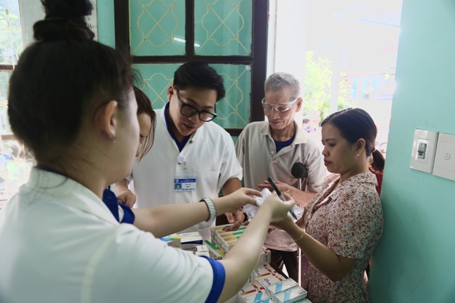 Thầy thuốc trẻ, đoàn viên, thanh niên bệnh viện hỗ trợ người dân vùng lũ ảnh 5