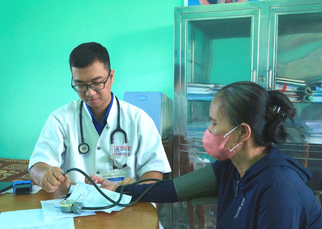 Thầy thuốc trẻ, đoàn viên, thanh niên bệnh viện hỗ trợ người dân vùng lũ ảnh 3