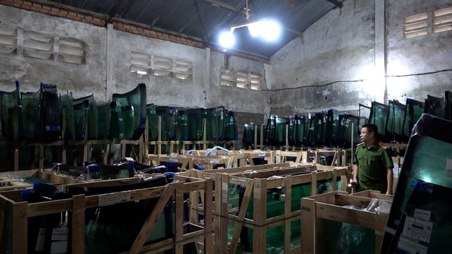Phá đường dây sản xuất, buôn bán kính xe ô tô giả nhãn hiệu nổi tiếng ảnh 2