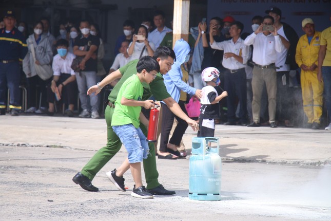 Người dân Đà Nẵng diễn tập chữa cháy cùng robot điều khiển từ xa ảnh 3