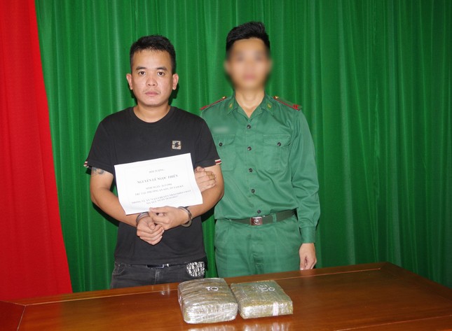 Mang 2 bánh cần sa nhập cảnh vào Việt Nam, nam thanh niên bị bắt giữ ảnh 1