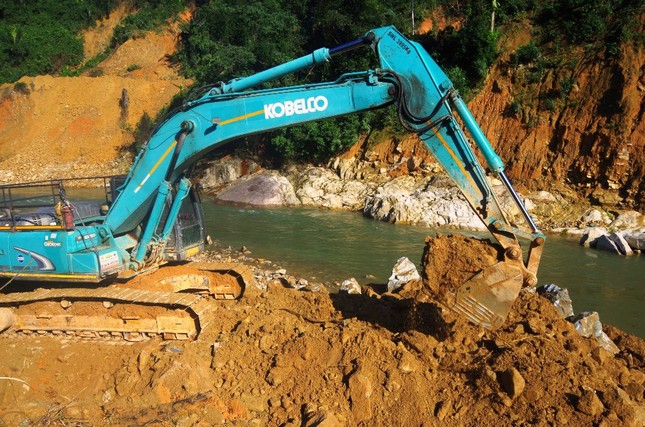 Mưa lớn bất ngờ cuốn trôi đập tạm ngăn nước tìm kiếm người mất tích tại Rào Trăng 3 ảnh 6