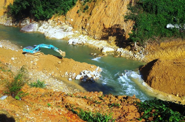 Mưa lớn bất ngờ cuốn trôi đập tạm ngăn nước tìm kiếm người mất tích tại Rào Trăng 3 ảnh 7
