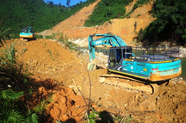 Mưa lớn bất ngờ cuốn trôi đập tạm ngăn nước tìm kiếm người mất tích tại Rào Trăng 3 ảnh 10