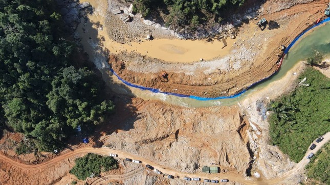 Ngăn đập thành công, phát hiện quần áo, xe máy của công nhân dưới sông Rào Trăng ảnh 11