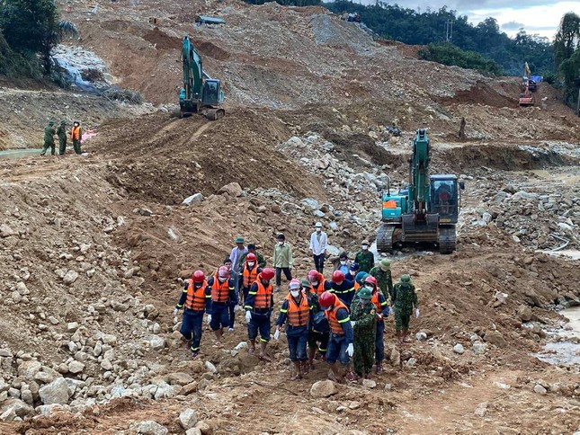 Ngăn đập thành công, phát hiện quần áo, xe máy của công nhân dưới sông Rào Trăng ảnh 8