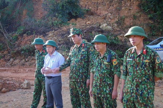 Ngăn đập thành công, phát hiện quần áo, xe máy của công nhân dưới sông Rào Trăng ảnh 12