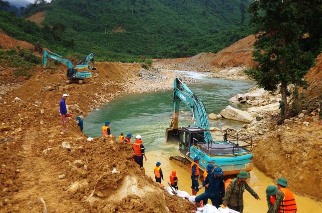 Mưa lớn ngăn cản việc đắp đập tìm kiếm người mất tích tại Rào Trăng 3 ảnh 9