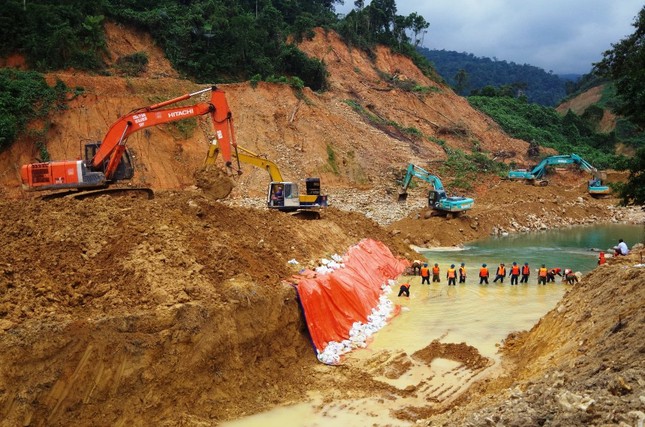 Mưa lớn ngăn cản việc đắp đập tìm kiếm người mất tích tại Rào Trăng 3 ảnh 12