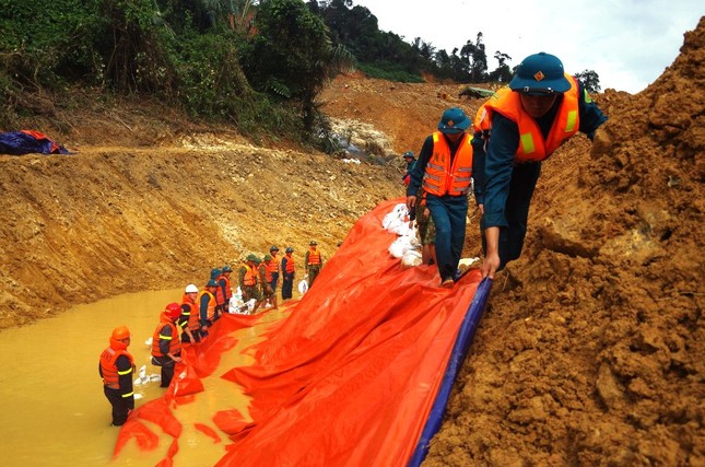 Mưa lớn ngăn cản việc đắp đập tìm kiếm người mất tích tại Rào Trăng 3 ảnh 16