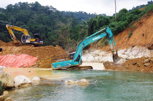 Mưa lớn ngăn cản việc đắp đập tìm kiếm người mất tích tại Rào Trăng 3 ảnh 17