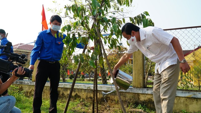 TT-Huế: Chung tay làm sạch, đẹp môi trường trong Tháng thanh niên ảnh 12