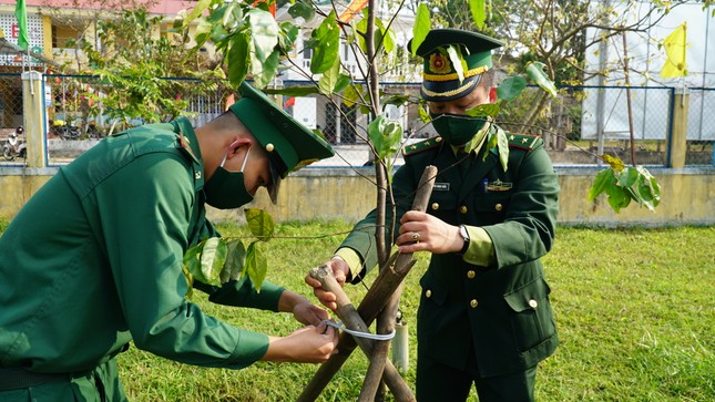 TT-Huế: Chung tay làm sạch, đẹp môi trường trong Tháng thanh niên ảnh 14