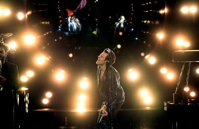 Lễ trao giải Grammys 2021: Taylor Swift, Dua Lipa, Harry Styles không ra về tay trắng ảnh 4