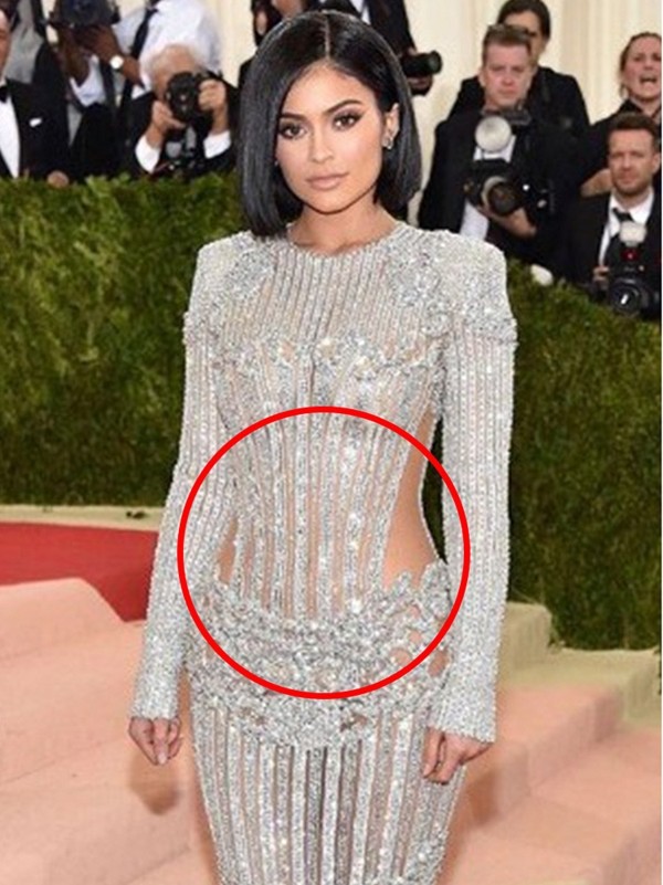 Nữ tỷ phú Kylie Jenner đăng ảnh khoe nhan sắc, cư dân mạng ném đá vì “cà da quá đà” ảnh 4