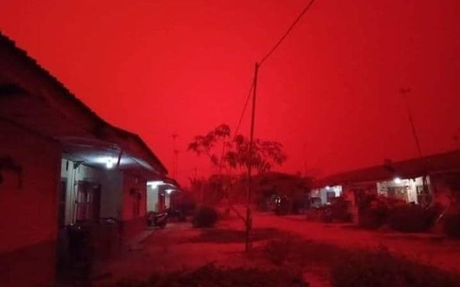 Bầu trời Indonesia nhuộm màu đỏ rực như máu ảnh 1