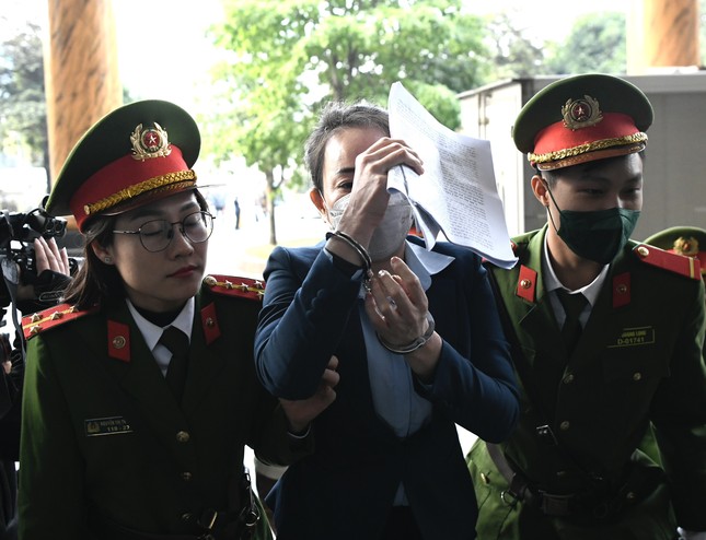 Cựu điều tra viên Hoàng Văn Hưng bị dẫn giải tới tòa dù xin xét xử vắng mặt ảnh 6